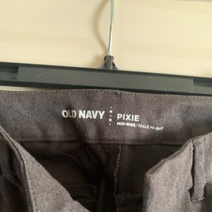 Old Navy grey crop pixie pant.  NWT.